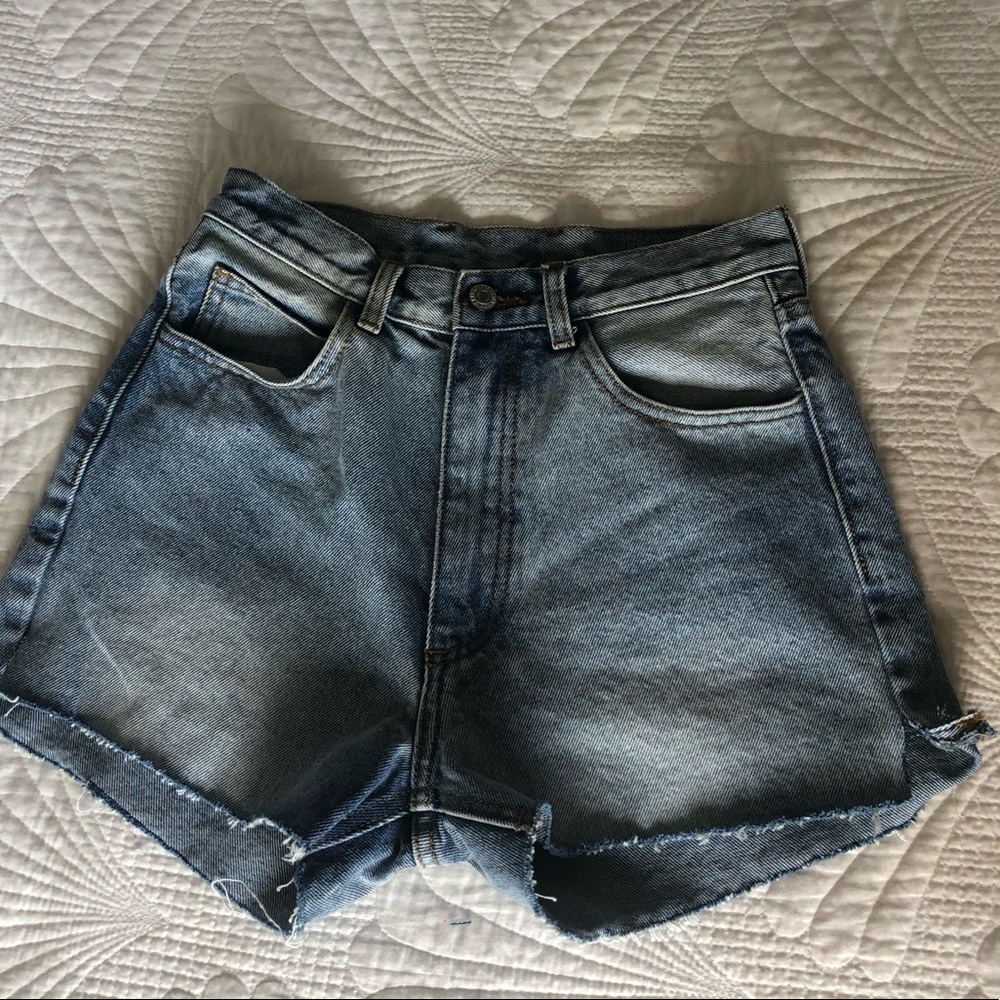 BRANDY MELVILLE charlotte denim shorts SIZE M